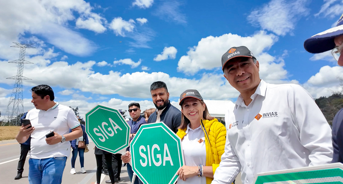 Fotografía del director General del Invías, Juan Carlos Montenegro Arjona y miembros del Gobierno local y nacional en la variante de Zipaquirá.