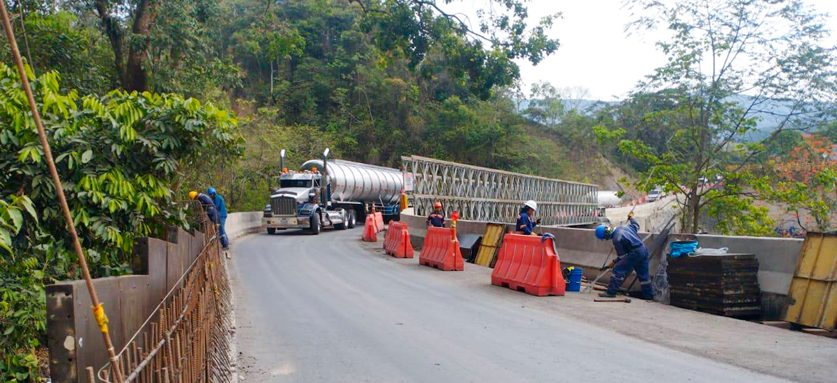 Fotografía del paso vehicular por puente metálico que hace parte de la Transversal del Cusiana en el sector de Los Grillos.