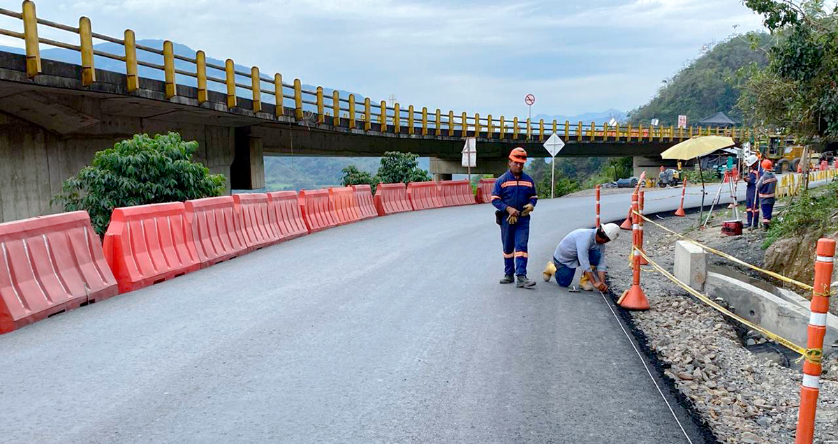 Fotografía de colaboradores del INVÍAS trabajando en la variante de la Transversal del Cusiana en el sector de Los Grillos.