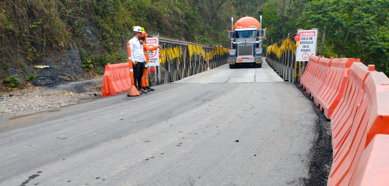 Fotografía del paso vehicular por puente metálico que hace parte de la Transversal del Cusiana en el sector de Los Grillos.