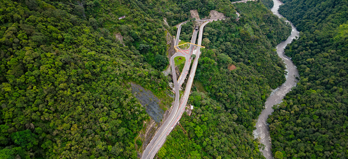 Fotografía aérea de viaducto y vía del corredor Bogotá - Villavicencio.