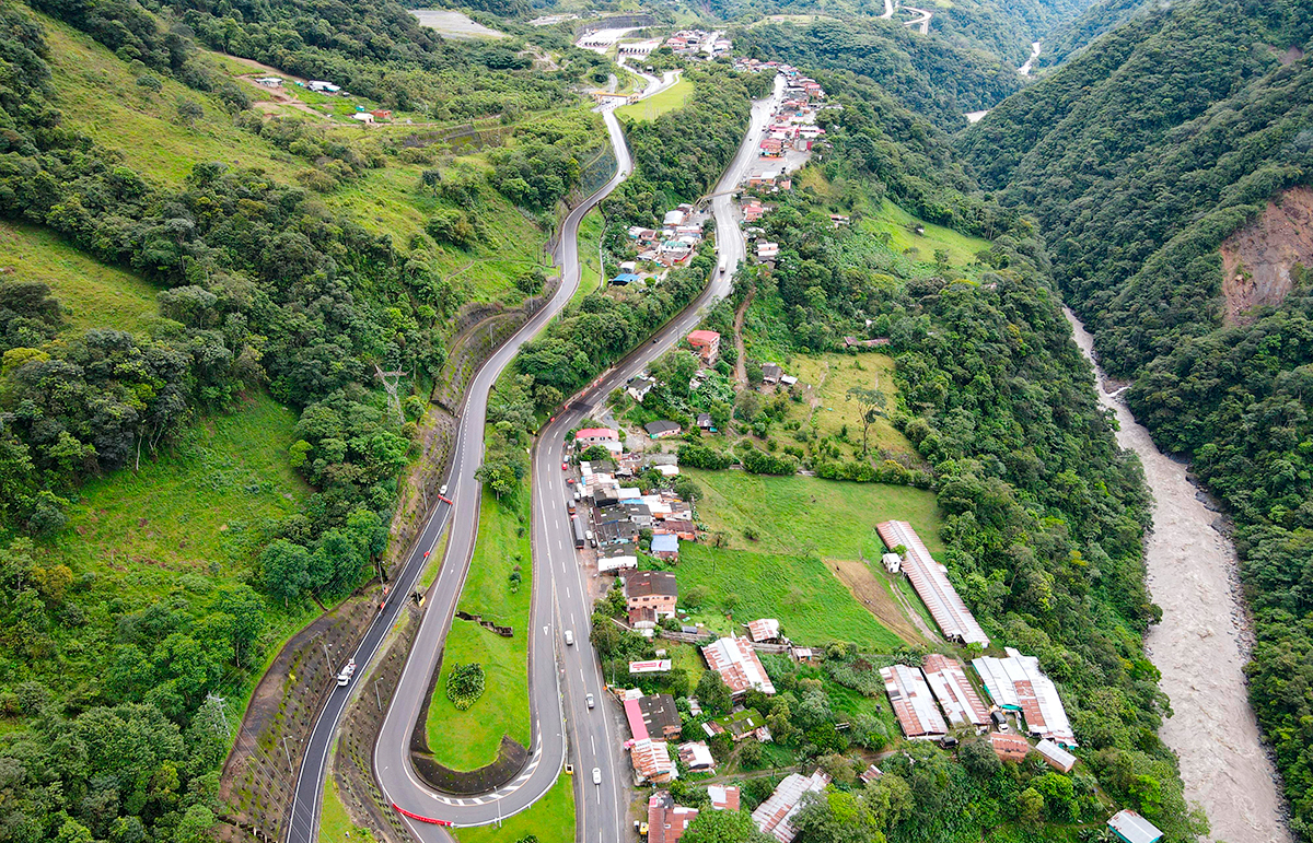 Fotografía aérea de intercambiador y vía del corredor Bogotá - Villavicencio.