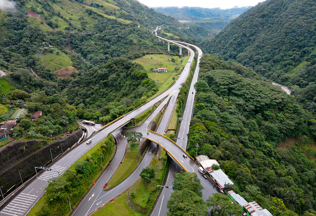 Fotografía aérea de viaducto y vía del corredor Bogotá - Villavicencio.