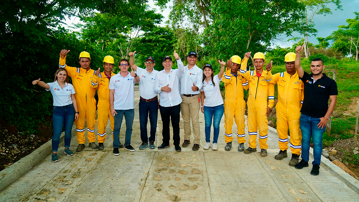 Fotografía del Ministro de Transporte, William Camargo Triana y el director General del Invías, Juan Carlos Montenegro Arjona en compañía de colaboradores del Invías y la comunidad durante la entrega de las 7 obras en Córdoba.
