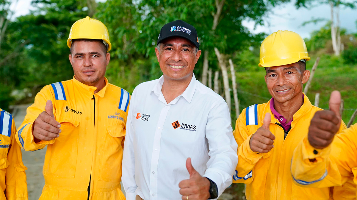 Fotografía del director General del Invías, Juan Carlos Montenegro Arjona en compañía de colaboradores del Invías durante la entrega de las 7 obras en Córdoba.