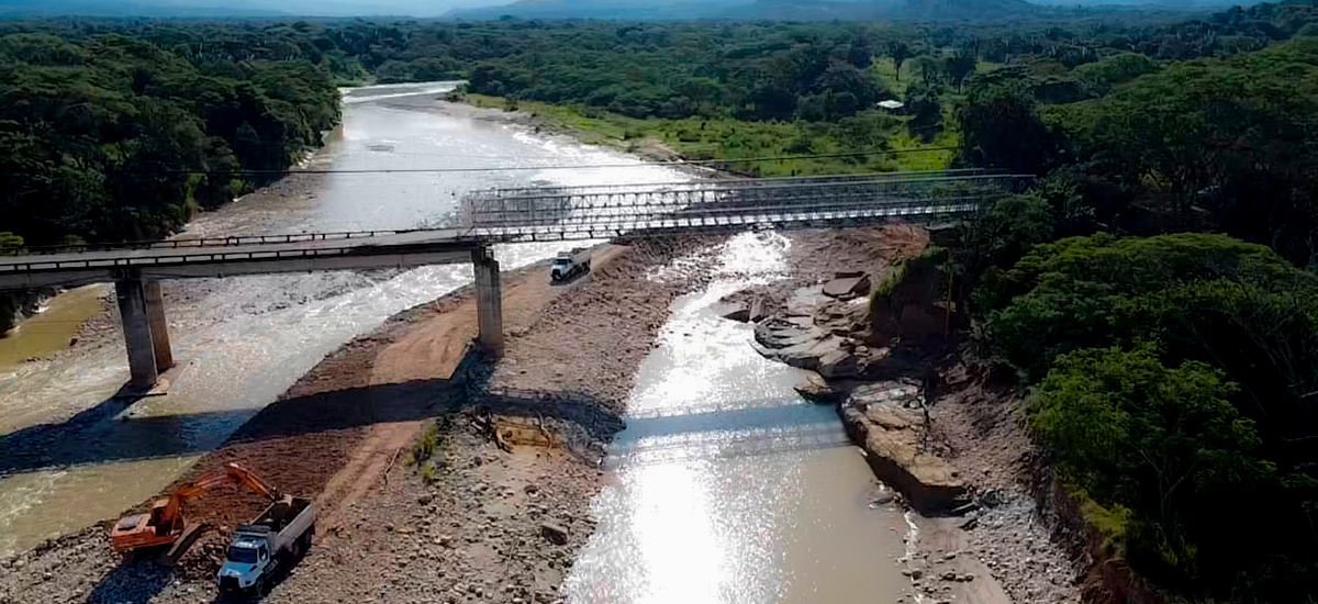 Fotografía aérea del puente metálico en las que el Invías realiza actividades de protección en Ariporo, Casanare.