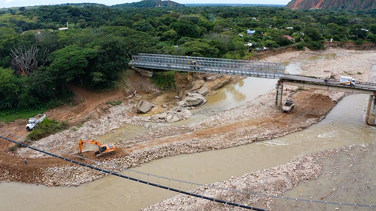 Fotografía aérea del puente metálico en las que el Invías realiza actividades de protección en Ariporo, Casanare.