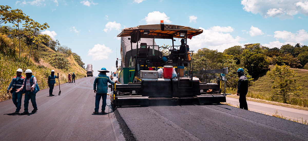 Fotografía de maquinaria pesada operada por colaboradores del Invías en labores de pavimentación de vía.