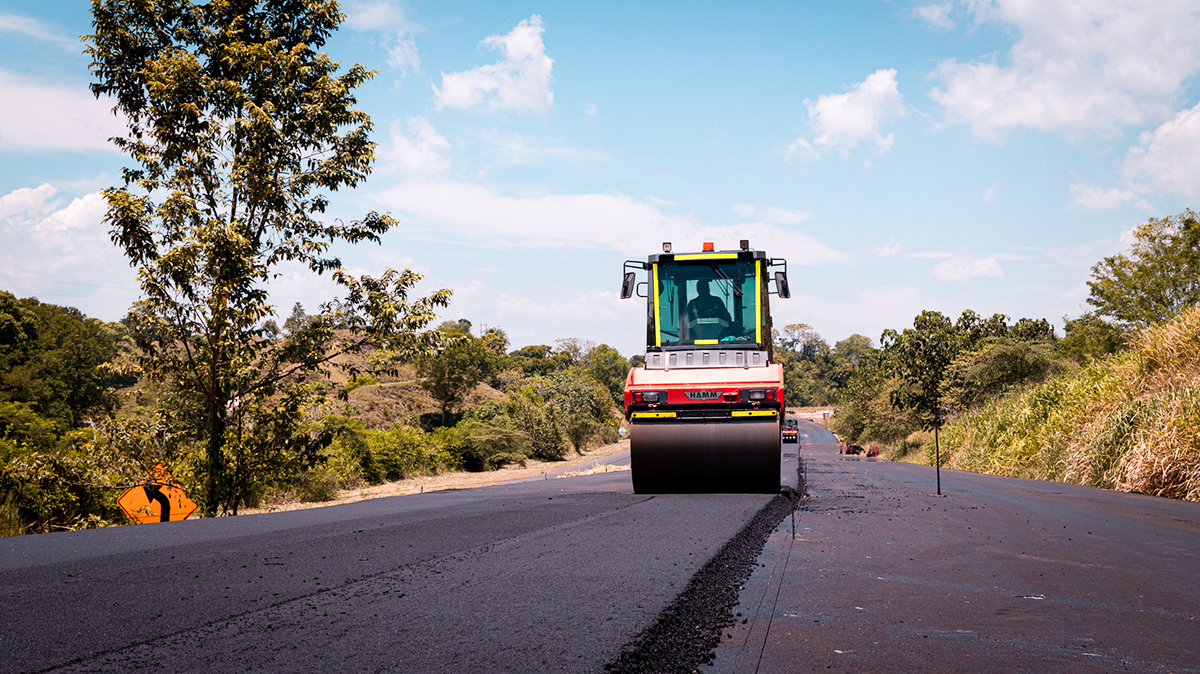 Fotografía de aplanadora operada por colaborador del Invías en labores de pavimentación de vía.