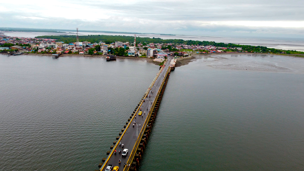 Fotografía aérea de puente en vía de acceso al puerto de Tumaco en Nariño.