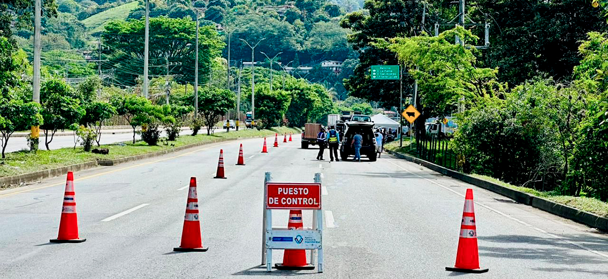 Fotografía de puesto de control realizado por agentes de tránsito en sus labores de control del tráfico en vía del país.