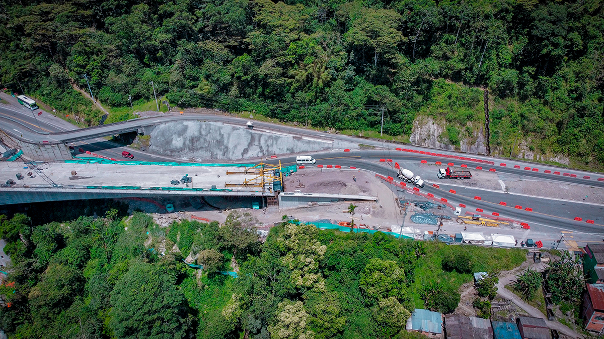 Fotografía aérea del estado de los empalmes en los accesos del viaducto km 58, vía Bogotá - Villavicencio.