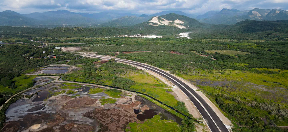 Fotografía aérea de la atencion integral Salamina con obras de estabilización y protección de orilla.