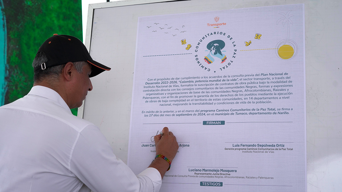 Fotografía de la firma del director General del Invías, Juan Carlos Montenegro Arjona de primeros contratos de obra pública con comunidades Negras, Afrocolombianas, Raizales y Palenqueras.