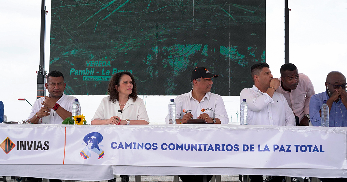 Fotografía de la mesa de Gobierno local junto al Nacional en Tumaco, Nariño.