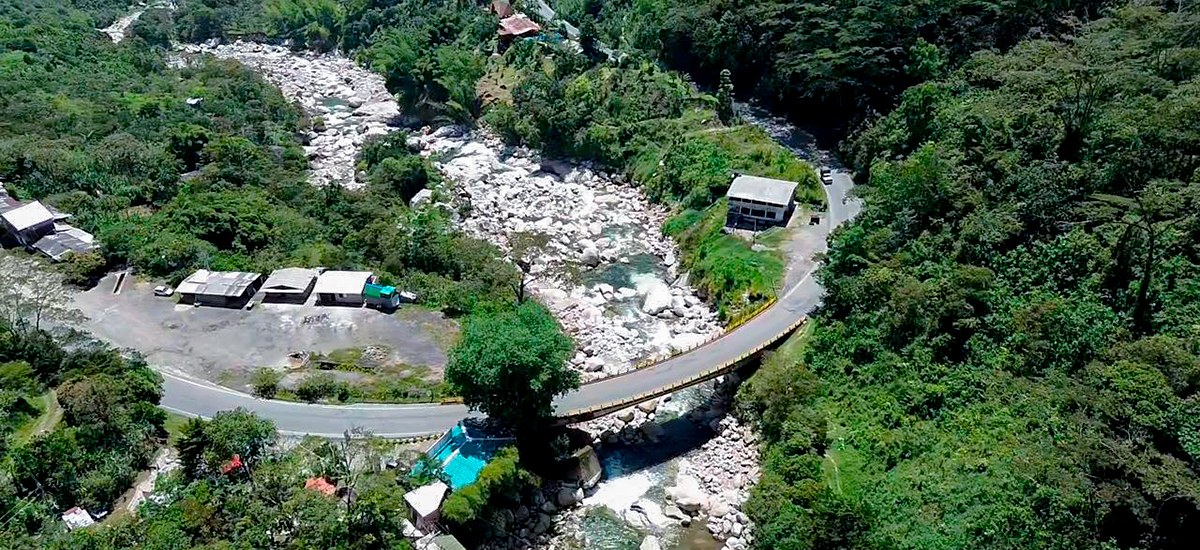 Fotografía aérea del puente vehicular sobre el río Cocorná, Antioquia.