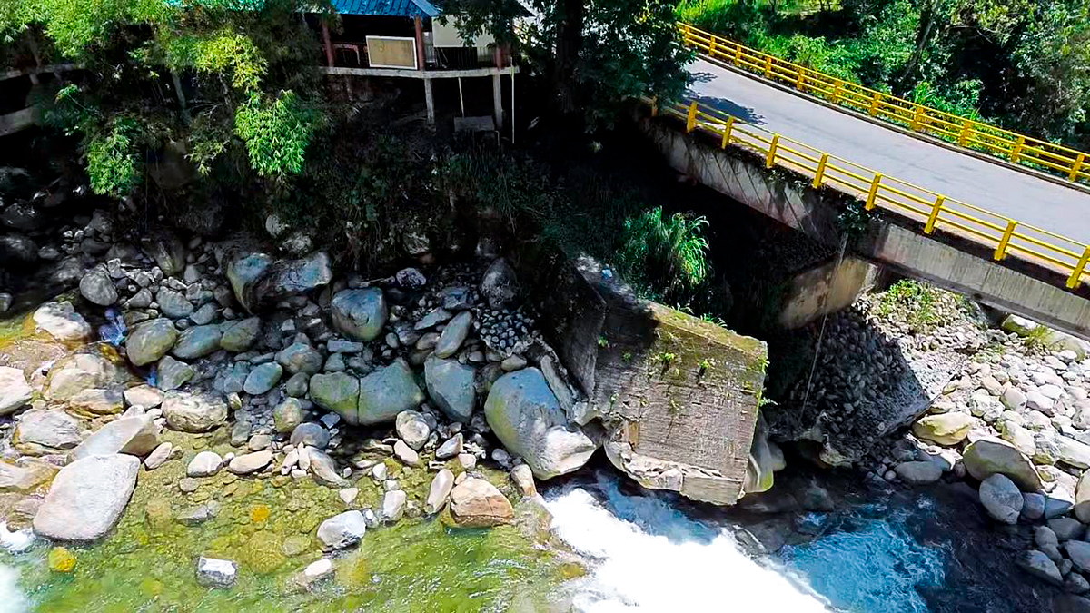 Fotografía del estado actual de pilotes del puente vehicular sobre el río Cocorná, Antioquia.