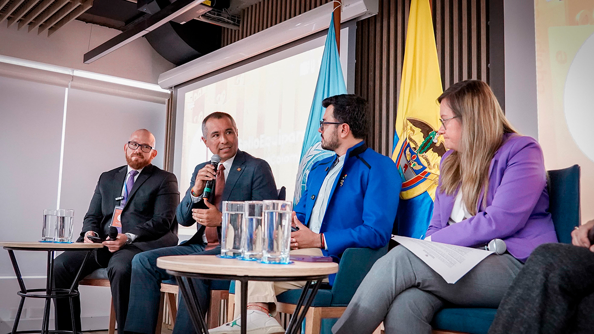 Fotografía del director General del Invías, Juan Carlos Montenegro Arjona durante su intervención en el reconocimiento de la entidad con el Sello Equipares Público.