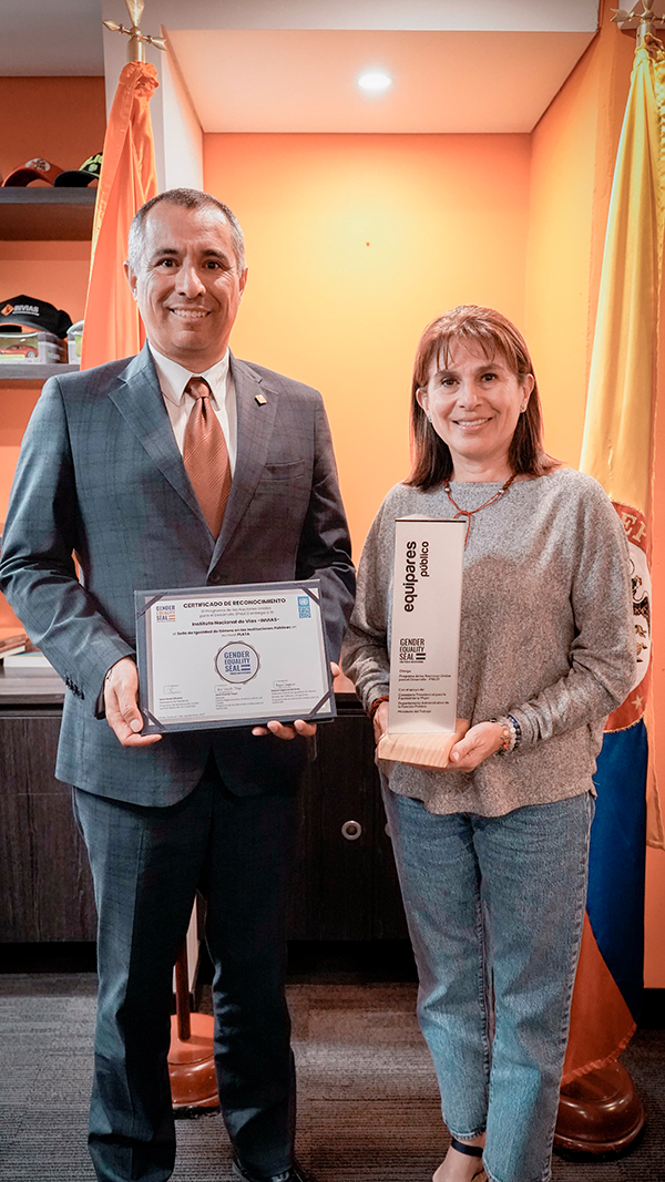 Fotografía del director General del Invías, Juan Carlos Montenegro Arjona sosteniendo el certificado de reconocimiento del Sello Equipares Público y de la subdirectora General del Invías, Carolina Barbanti, sosteniendo el sello.