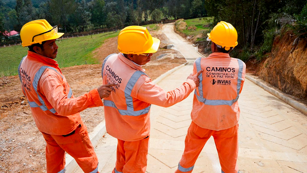 Fotografía de los colaboradores del INVÍAS que son los que llevaron a cabo la construcción de cuatro tramos en el municipio de Santa Rosa de Viterbo y dos más en la población de Sotaquirá.