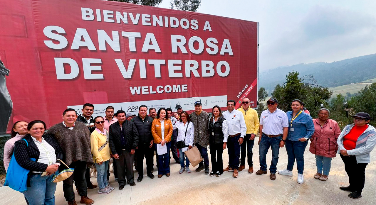 Fotografía del ministro de Transporte, William Fernando Camargo Triana, la directora general (e) del Instituto Nacional de Vías, Invías, María Constanza García Alicastro, alcaldes, miembros de las Juntas de Acción Comunal y comunidades beneficiadas, durante la entrega de cuatro tramos en el municipio de Santa Rosa de Viterbo y dos más en la población de Sotaquirá.