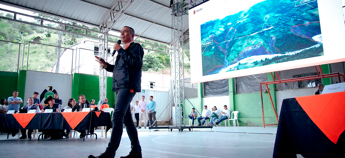 Fotografía del Director General del INVÍAS, Juan Carlos Montenegro Arjona rindiendo cuentas sobre avances en la Transversal Cusiana a representantes de las comunidades de Curisí y Pajarito.