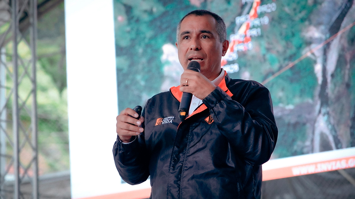 Fotografía del Director General del INVÍAS, Juan Carlos Montenegro Arjona rindiendo cuentas sobre avances en la Transversal Cusiana a representantes de las comunidades de Curisí y Pajarito.