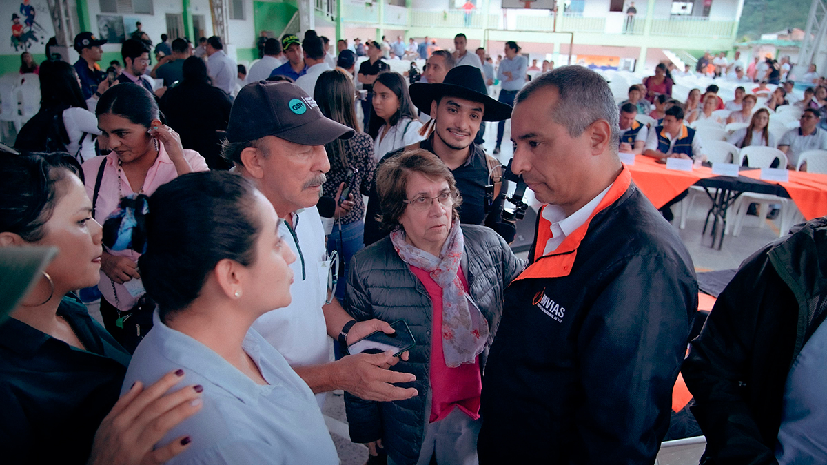 Fotografía del Director General del INVÍAS, Juan Carlos Montenegro Arjona escuchando a representantes de las comunidades de Curisí y Pajarito.