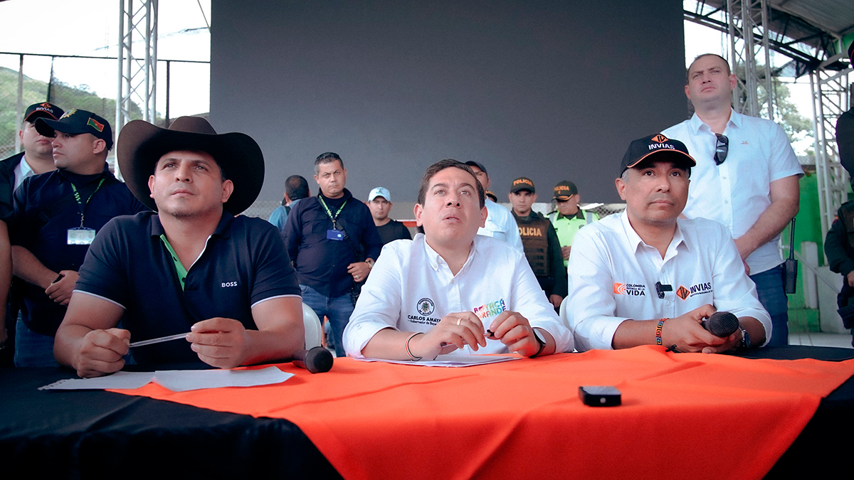 Fotografía del Director General del INVÍAS, Juan Carlos Montenegro Arjona, junto a representantes del gobierno local escuchando atentamente a representantes de las comunidades de Curisí y Pajarito.