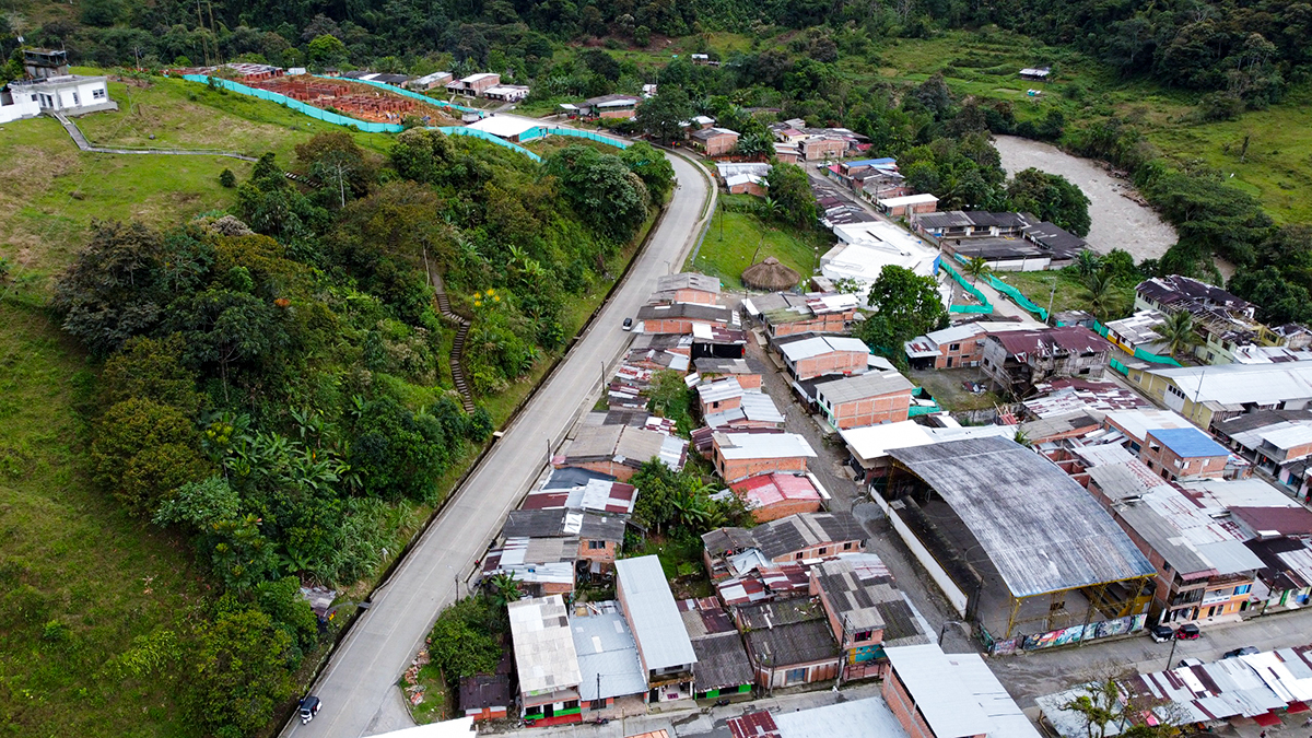 Fotografía aérea de vía junto a municipio Quibdó, en Chocó.