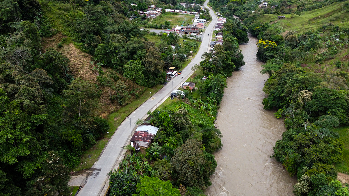 Fotografía aérea de vía junto a municipio Quibdó, en Chocó.