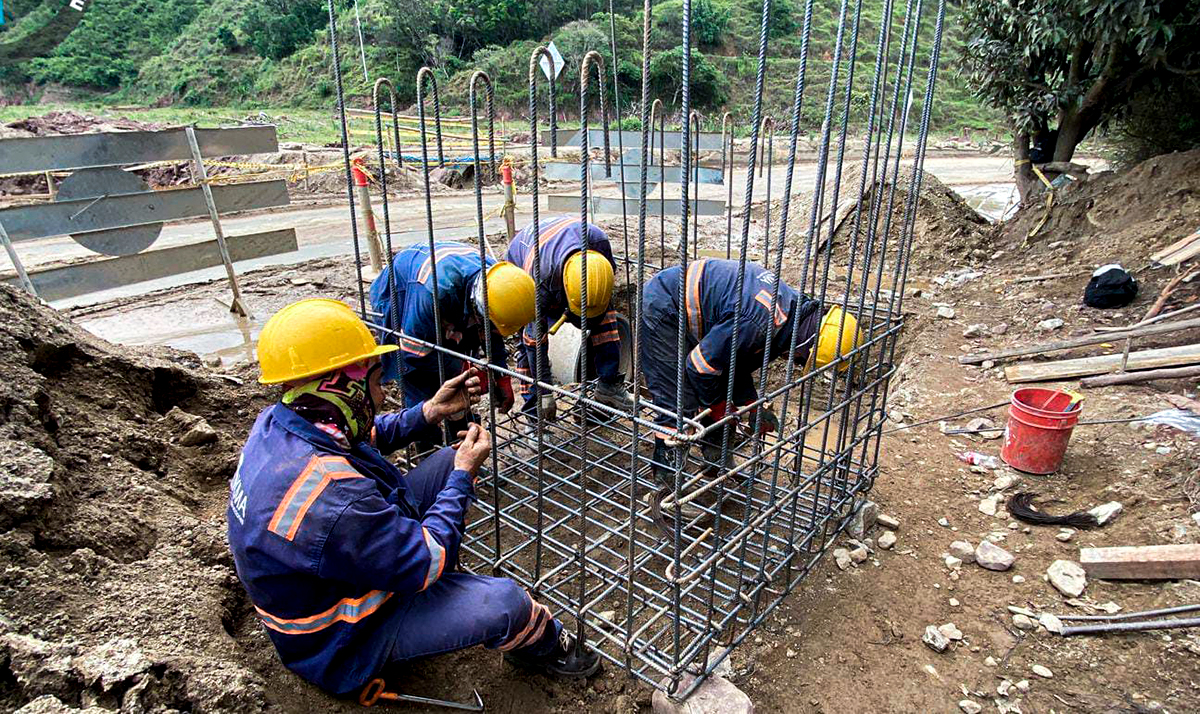 Fotografía de colaboradores del Invías en labores de construcción de malla metálica.