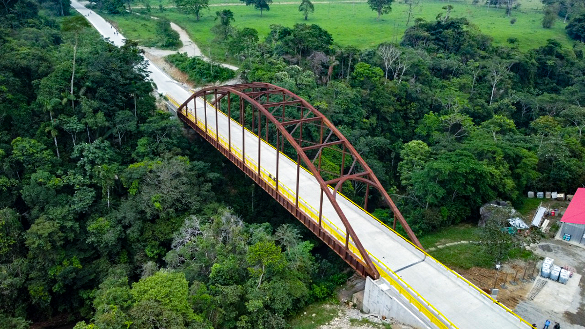 Fotografía de puente vehicular construído por el Invías.