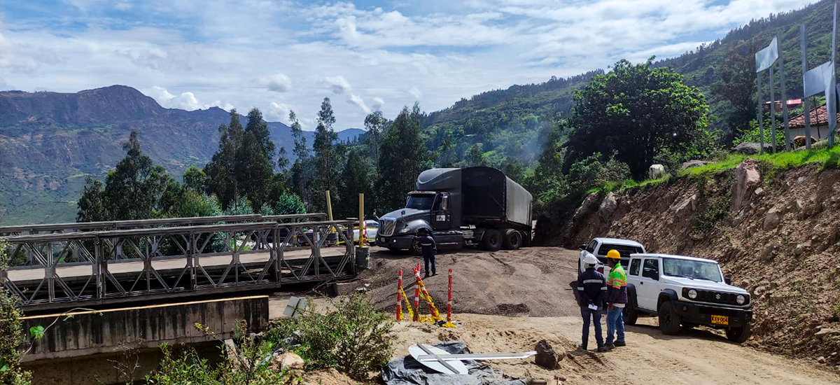 Fotografía del puente temporal sobre la quebrada El Boche, en el departamento de Boyacá.