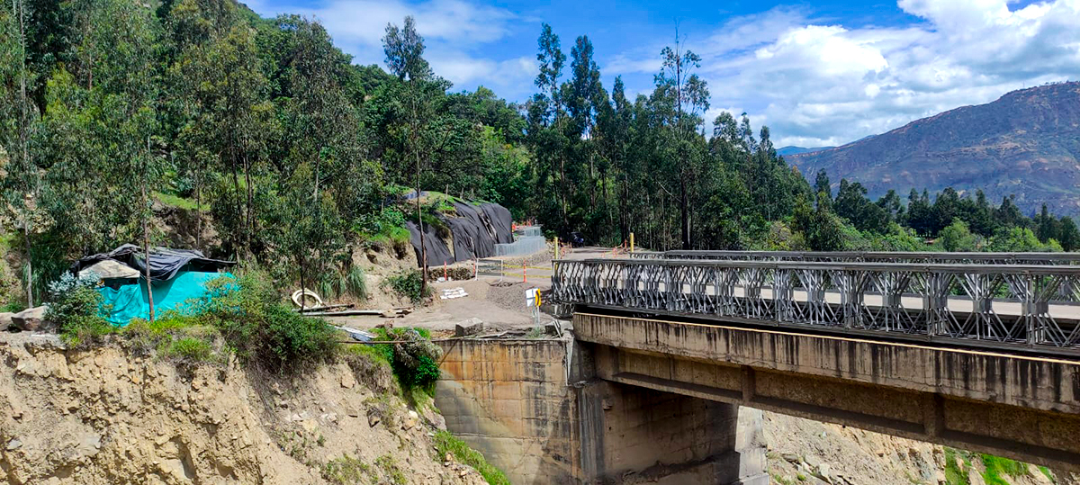 Fotografía del puente temporal sobre la quebrada El Boche, en el departamento de Boyacá.