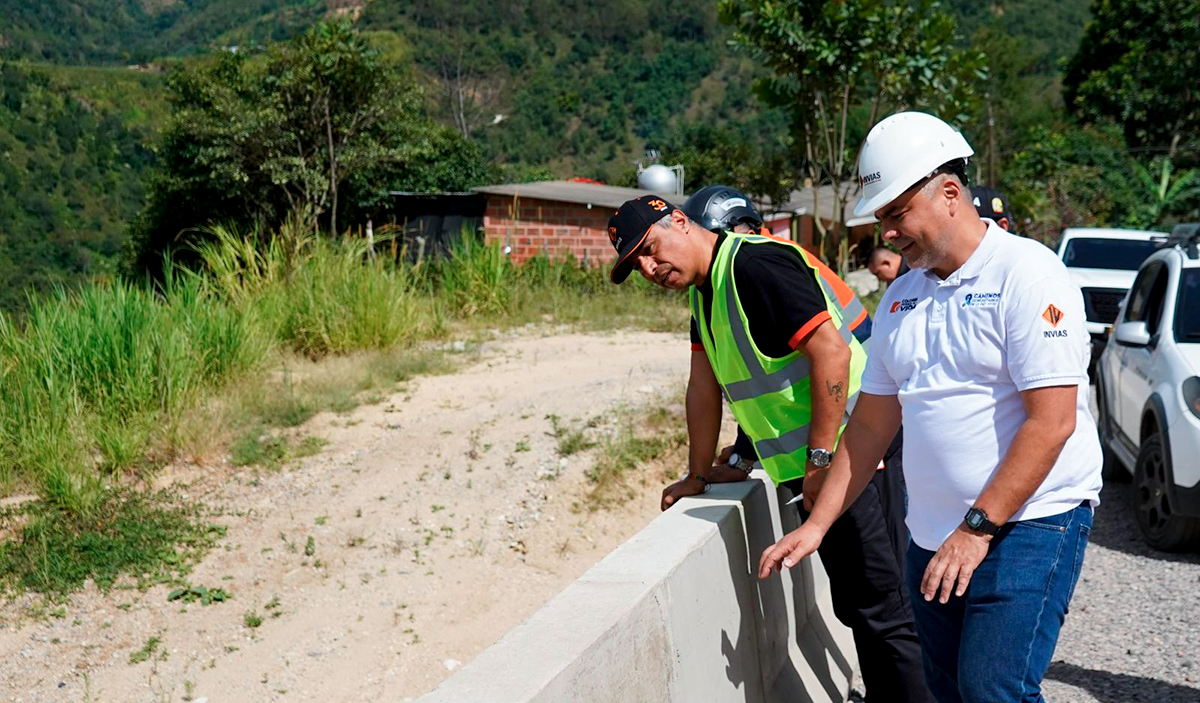 Fotografía del director General del Invías, Juan Carlos Montenegro Arjona, en su revisión del punto crítico en el km 111, sector El Volcán.
