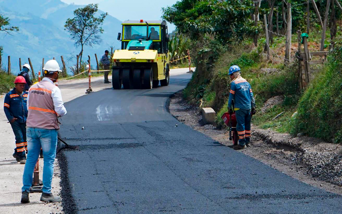 Fotografía de labores de pavimentación de vía por parte de colaboradores del Invías en el km 63, sector Guaca.