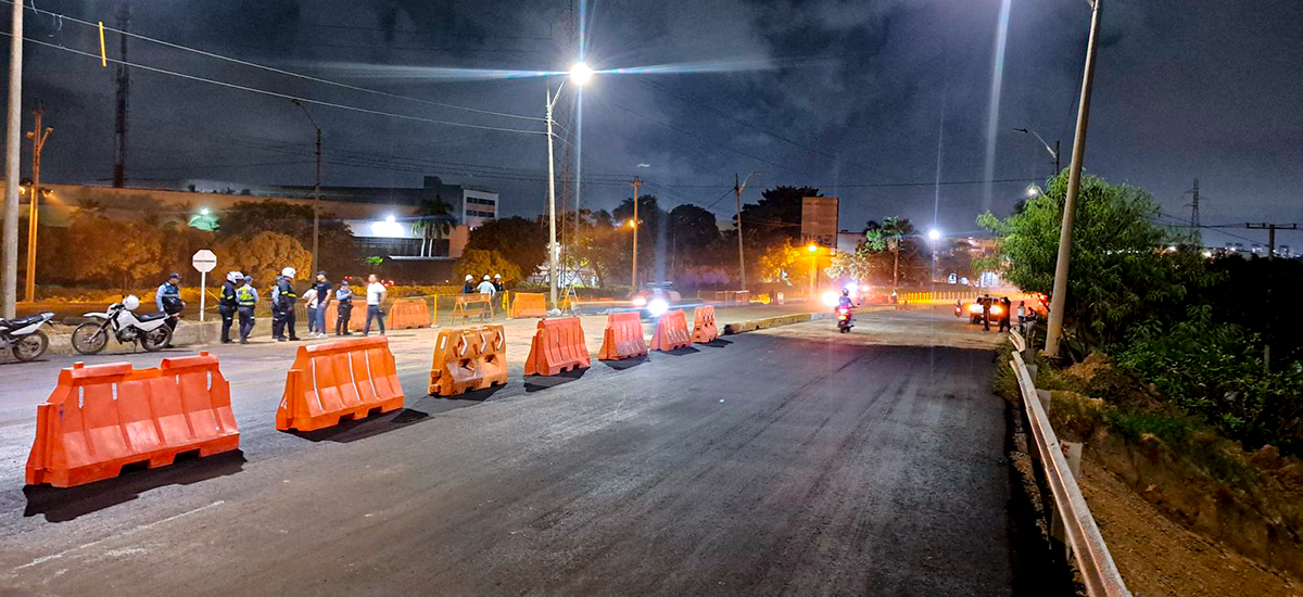 Fotografía de tránsito vehicular por el puente Simón Bolívar en Soledad, Atlántico.