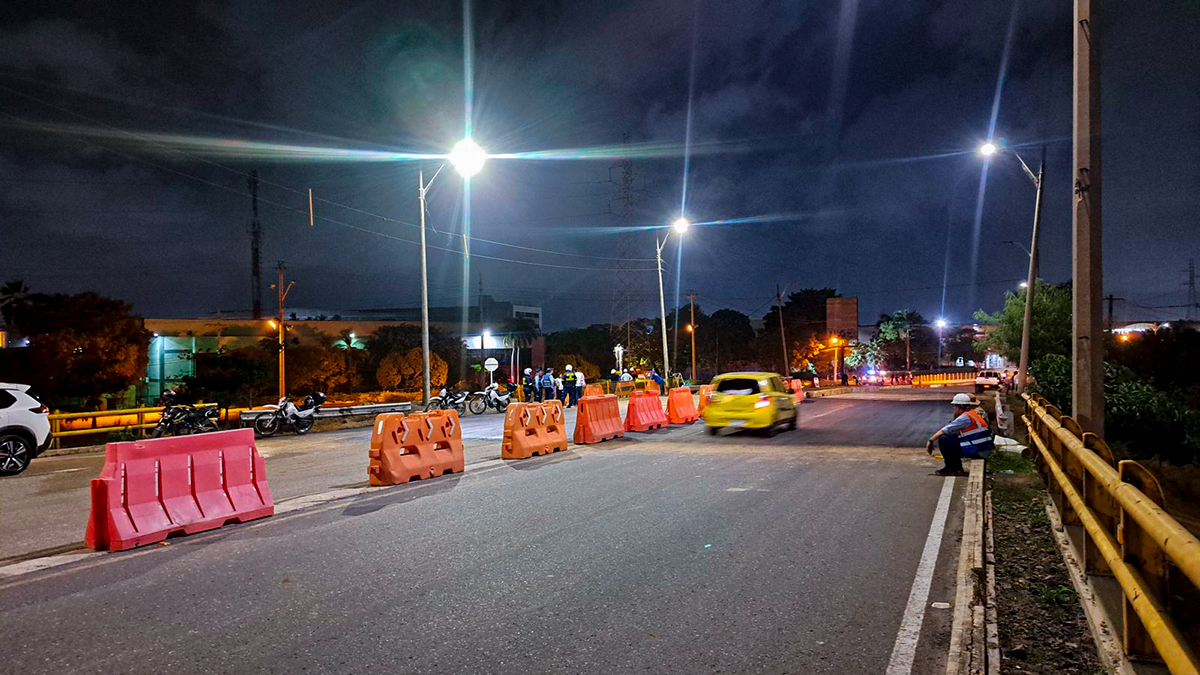 Fotografía de tránsito vehicular por el puente Simón Bolívar en Soledad, Atlántico.