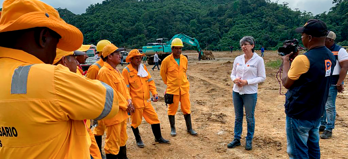 Fotografía de la visita técnica por parte de la Directora General del INVÍAS, Mercedez Gómez Villamarín junto a especialistas del Invías para verificar sitios críticos y determinar el tipo de intervención en vía Quibdó - Medellín.