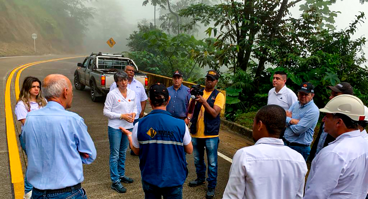 Fotografía de la visita técnica por parte de la Directora General del INVÍAS, Mercedez Gómez Villamarín junto a especialistas del Invías para verificar sitios críticos y determinar el tipo de intervención en vía Quibdó - Medellín.