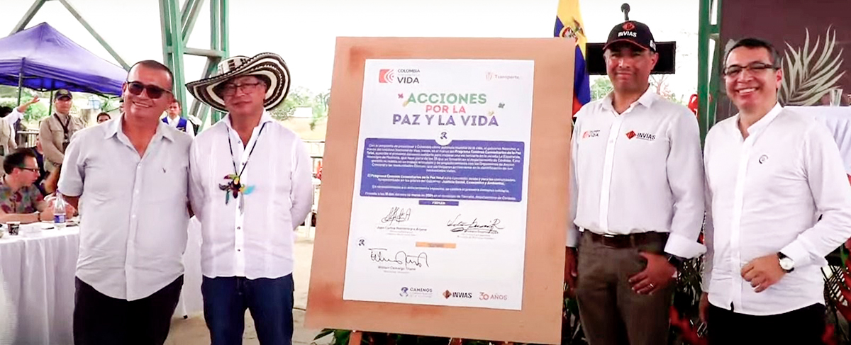 Fotos de la firma de convenios en Tierralta Córdoba. En esta última aparece el presidente de la República, Gustavo Petro, al lado del presidente de la junta de acción comunal de la vereda La Esperanza, Víctor Arcadio Guarín Rojas; el ministro de Transporte, William Camargo Triana y el subdirector General del Invías, Juan Carlos Montenegro Arjona.