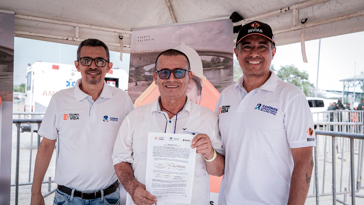 Fotografía de beneficiario local, el director General (e) del INVÍAS, Juan Carlos Montenegro y representante del gobierno local durante la firma de los convenios en Córdoba.
