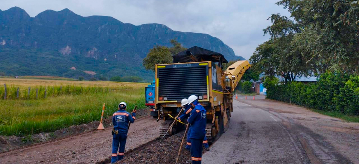 Fotografía de colaboradores del INVÍAS en labores de construcción de la vía Transversal del Libertador.