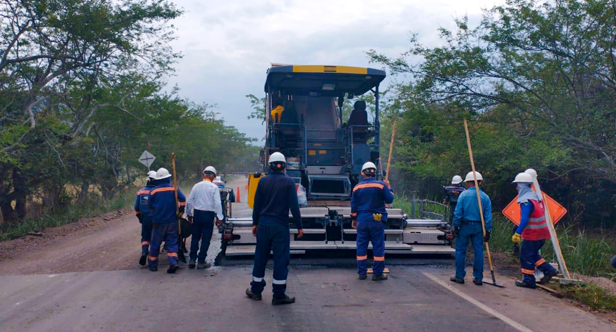 Fotografía de colaboradores del INVÍAS en labores de construcción de la vía Transversal del Libertador.