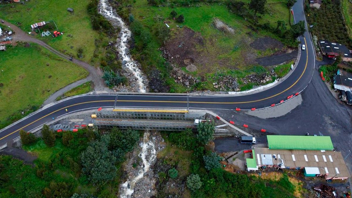 Fotografía aérea superior de uno de los puentes en la Troncal Central del Norte.