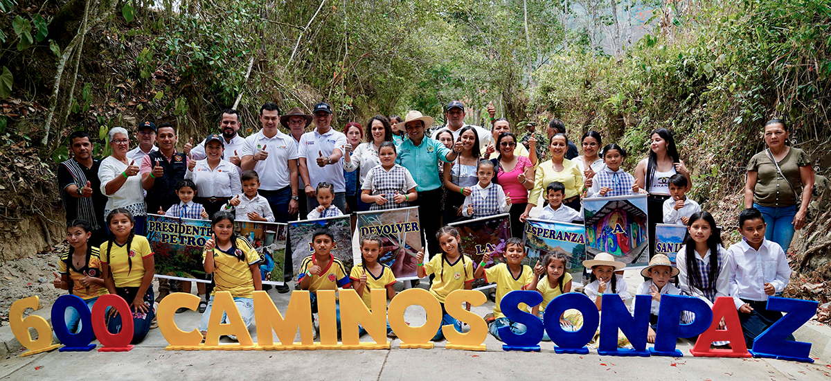 Fotografía del director General del Invías, Juan Carlos Montenegro Arjona y la ministra de Transporte, María Constanza García Alicastro junto a miembros de las comunidades beneficiarias del programa Caminos Comunitarios de la Paz Total en el Huila.
