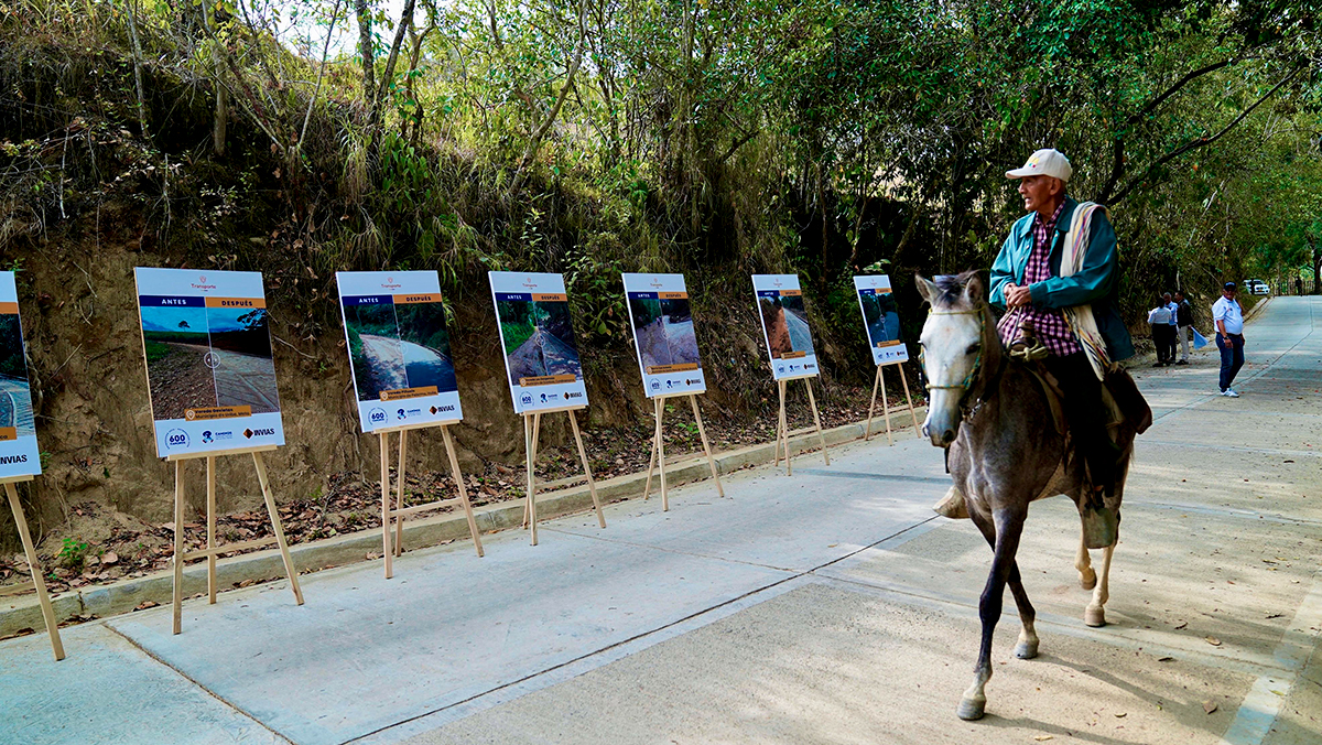 Fotografía de campesino en su caballo transitando por vía terciaria que hace parte del programa de Caminos Comunitarios de la Paz Total en el Huila.