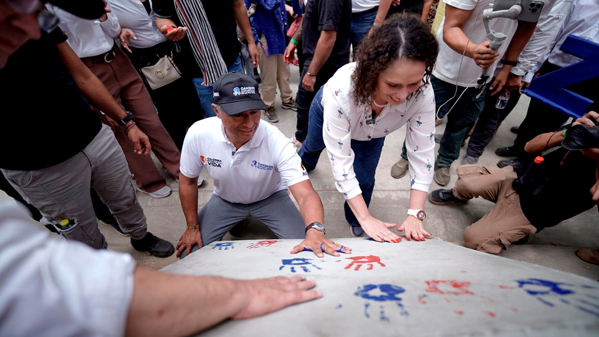 Fotografía de la firma de huellas estampas por el director General del Invías, Juan Carlos Montenegro Arjona y la ministra de Transporte, María Constanza García Alicastro.
