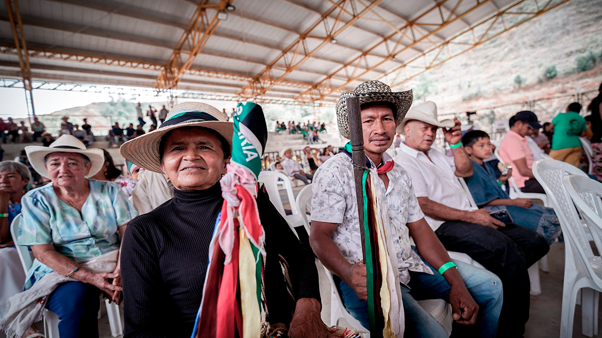 Fotografía de beneficiarios de las comunidades aledañas a las obras de vías terciarias que hacen parte del programa de Caminos Comunitarios de la Paz Total en el Huila.